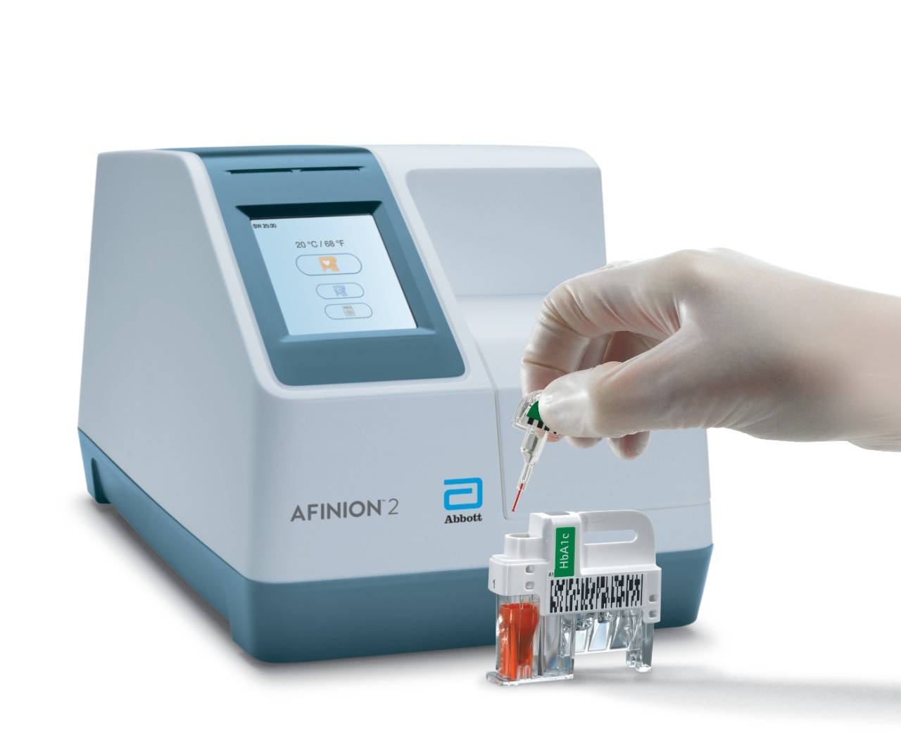 アボット製小型分析装置 AFINION 2（HbA1cカートリッジに検体を滴下する様子）